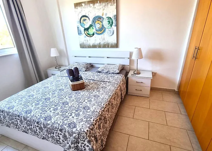 Haven: 7-minute Walk To The + Pool アパート ラルナカ