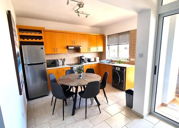 Haven: 7-minute Walk To The + Pool アパート ラルナカ