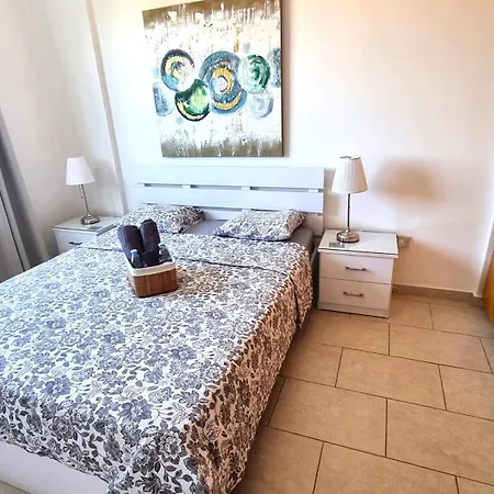 Haven: 7-minute Walk To The + Pool Apartment Larnaca