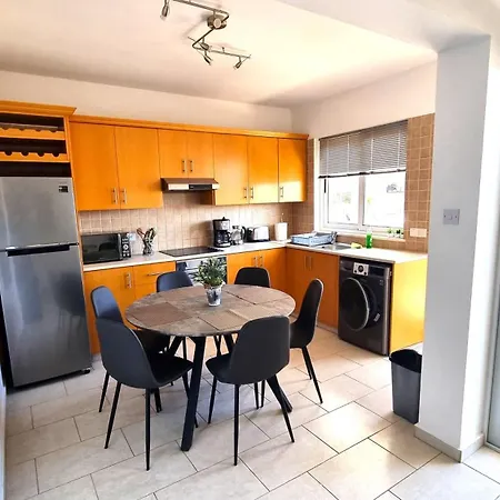 Haven: 7-minute Walk To The + Pool Apartment Larnaca
