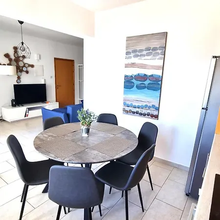 Apartment Haven: 7-minute Walk To The + Pool Larnaca